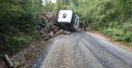 Karabük'te odun yüklü kamyon devrildi