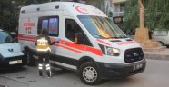 Elazığ'da binadan kopan beton parçalar 2 kişiyi yaraladı