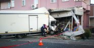 Kamyon yol kenarında bekleyen 5 kişiye çarpıp markete daldı