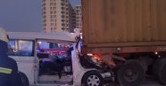 Dubai'de işçileri taşıyan minibüs kamyona çarptı: 8 ölü 6 yaralı