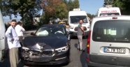 Minibüse arkadan çarpan lüks araç kullanılamaz hale geldi