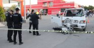 Kamyonetle çarpışan motosikletli 20 metre ileri fırladı