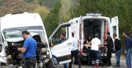 Minibüsler kafa kafaya çarpıştı: 1 ölü 15 yaralı