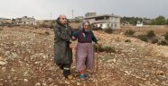 Derede mahsur kalan yaşlı kadını ekipler kurtardı
