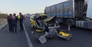 Ticari taksi kamyona çarptı: 1 ölü 1 yaralı