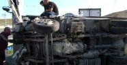 Devrilen kamyonetin üzerinde ambulans bekledi