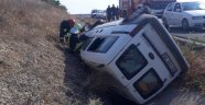 Denizli'de araç refüje devrildi: 2 yaralı