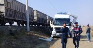 Tren hemzemin geçitte tıra çarptı: 1 ölü
