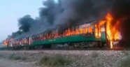 Pakistan'da yolcu treninde yangın! 62 ölü