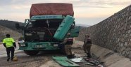 Tır istinat duvarına çarptı: 1 yaralı