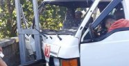 Minibüs elektrik direğine çarptı: 2 yaralı