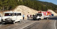 Minibüs ile kamyonet kafa kafaya çarpıştı: 4 yaralı