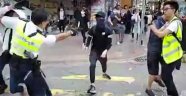 Hong Kong polisi bir protestocuyu daha vurdu