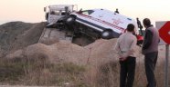 Ambulans taşıyan çekici yol kenarına uçtu: 1 yaralı