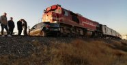 Tren otomobile çarptı: 2 ölü