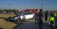 Otomobil refüje çarpıp takla attı: 3 yaralı