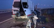 Ticari araç bariyerlere ok gibi saplandı: 3 yaralı