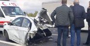 Bariyerlere çarpan araç ikiye bölündü