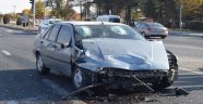 Otomobiller çarpıştı: 3 yaralı