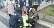 Polis memuru yerde yatan yaralıyı montuyla ısıttı