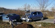 Köy yolunda iki araç kafa kafaya çarpıştı: 4 yaralı