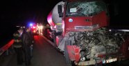 Tıra arkadan çarpan tanker hurdaya döndü: 1 yaralı