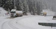 Ilgaz Dağında etkili olan kar yağışı nedeniyle araçlar yolda kaldı