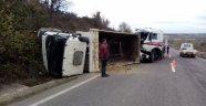 Süt tankeri çarpıştığı kamyonu devirdi: 2 yaralı