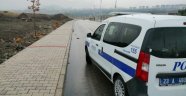 Karısını bıçakladı yol kenarında attı