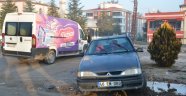 Hafif ticari araçla çarpışan otomobil refüje çıktı: 1 yaralı