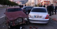 Sürücüsü olmayan araç 3 otomobile çarptı: 2 yaralı