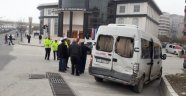 Kırmızı ışıktan bekleyen minibüse arkadan tır çarptı: 2 yaralı