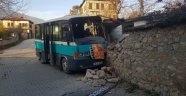 Yolcu minibüsü duvara çarptı: 2 yaralı