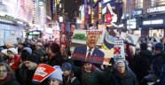 ABD'liler Trump'ın azli için Times Meydanı'nda toplandı