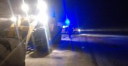 Mahsur kalan ambulansın imdadına iş makinesi yetişti