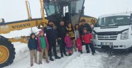 Mahsur kalan öğrenci servisinin imdadına iş makinesi yetişti