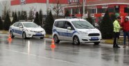 Yolun karşısına geçmeye çalışan yayalara otomobil çarptı