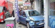 Kırklareli'de kontrolden çıkan otomobil iş yerine daldı
