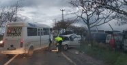 Okul servisi ile otomobil çarpıştı 4 yaralı