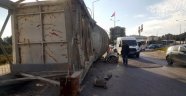 Tır kasasındaki dev çimento silosu yola düştü