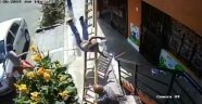 Yaşlı adam yoluna çıkan merdiveni sallayıp boyacıyı düşürdü