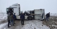 Pancar yüklü tır devrildi karayolu pancar tarlasına döndü