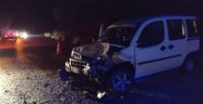 Islak zeminde kayan araçlar çarpıştı: 3 yaralı