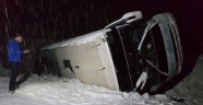 Erzincan'da yolcu otobüsü devrildi: 16 yaralı