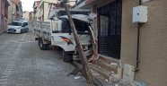 Kamyoneti çalıştırmak isterken kazaya neden oldu
