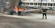 Hastane bahçesinde otomobil alev alev yandı