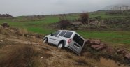 Yoldan çıkan araç su kanalına uçtu: 3 yaralı