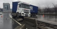 Kontrolden çıkan tır beton bariyerlere çarptı
