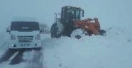 Çığ düştü yol kapandı!