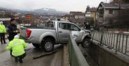 Kamyonet su kanalında asılı kaldı: 2 yaralı